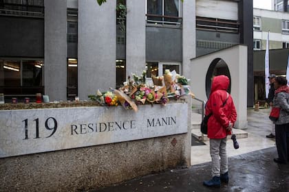 Habitantes del distrito manifestaron su tristeza y consternación depositando numerosos ramos de flores y testimonios de homenaje