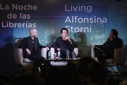 Además del despliegue de libros en la vereda, la Noche de las Librerías tiene una serie de actividades culturales asociadas
