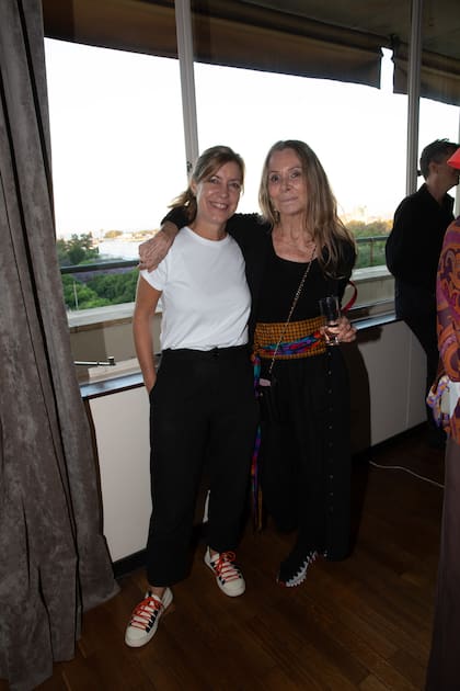 Lola Caradonti, que junto a sus hermanas ambientó el lugar, posa con Mónica Poggio.