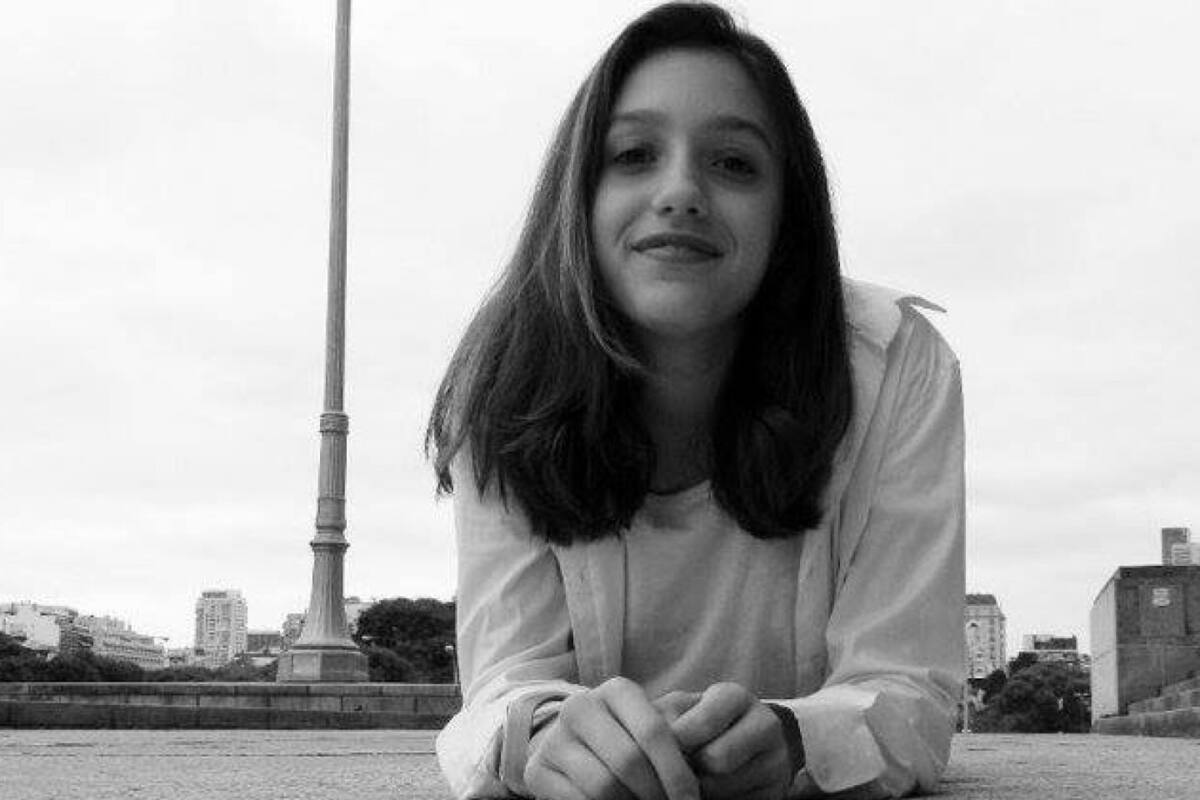 Lola Chomnalez, la joven argentina en el balneario de Valizas, en Rocha, en 2014