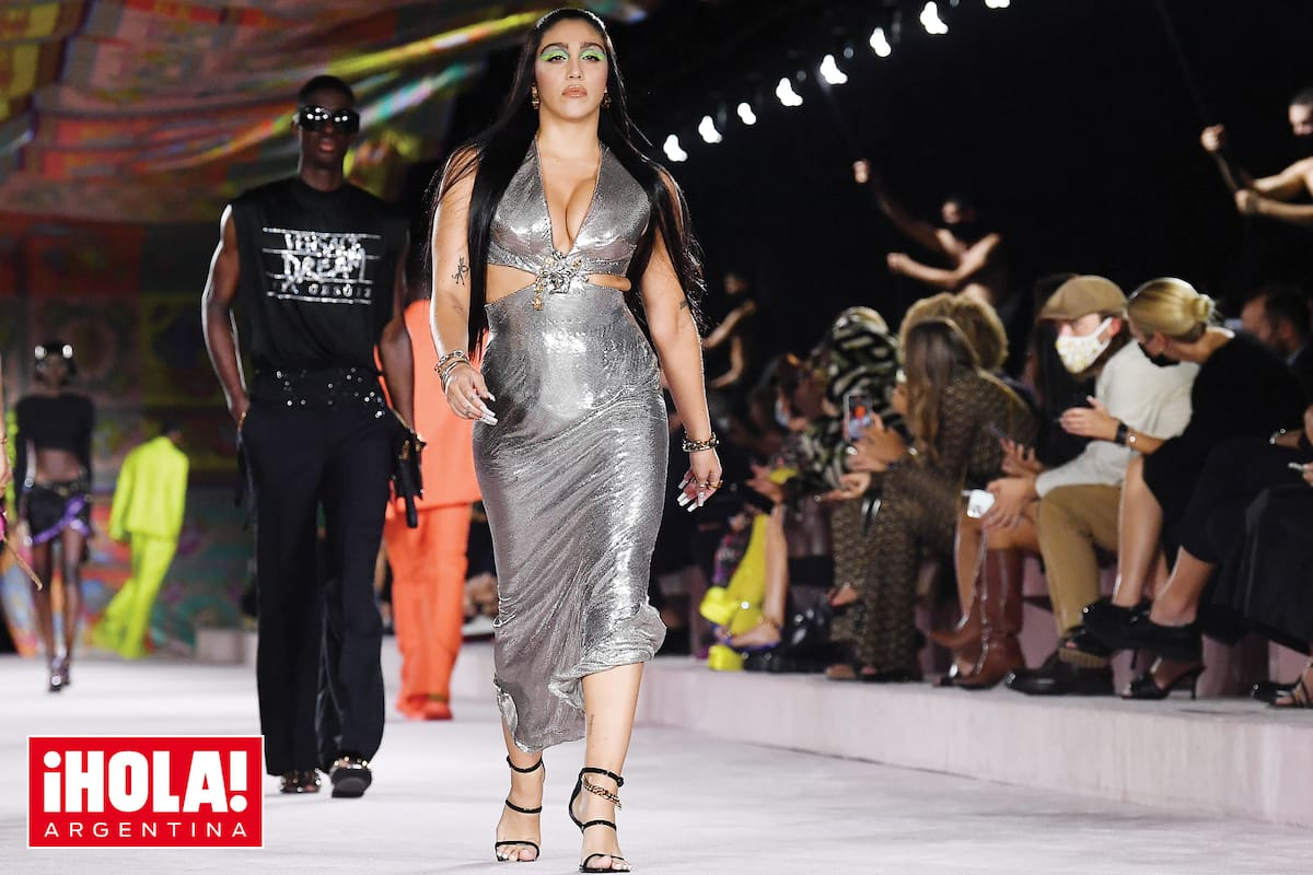 “Lola” es bailarina por formación, se define como mujer latina (su padre, Carlos León, es cubano) y a sus 25 años ya modeló para grandes marcas de moda. A mediados de septiembre, por ejemplo, voló al fashion week de Milán para subirse a la pasarela de Versace.