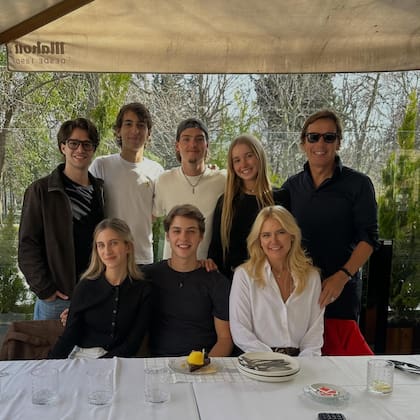 Lola junto a la familia Mazza-Gravier en el festejo de cumpleaños de Benicio (Foto: Instagram @valeriamazzaok)