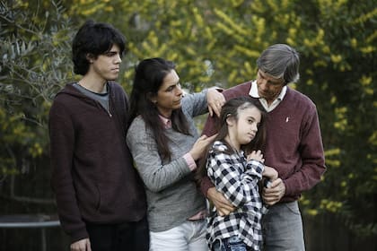 Lola, junto a su familia, muestra la herida que sufrió durante el asalto en la salida del corredor Bancalari