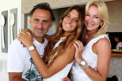 Lola Latorre trajo un cachorro a su casa y sus padres, Diego y Yanina Latorre, no dudaron en compartir su alegría en sus redes sociales