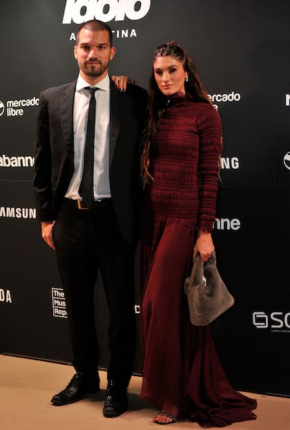 Lola Latorre, una de las nominadas en la categoría Moda, junto a su novio Felipe Ossana