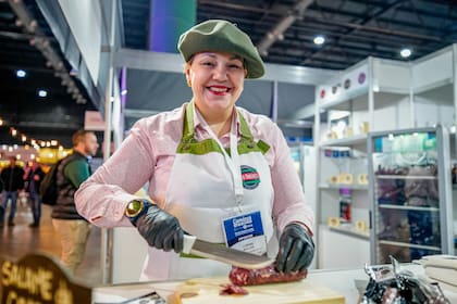 Lola Müller, con el salame de cordero de Tierra del Fuego