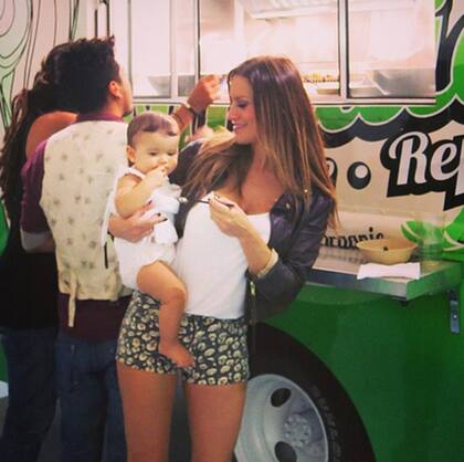 Lola Ponce y su beba Erin, de compras