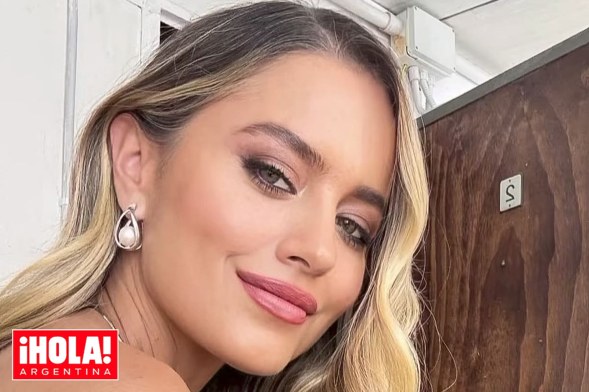 Lola posa en su camarín minutos antes de salir a cantar para cinco mil personas.