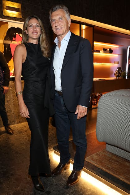 Lola Teuly (en total black, con un vestido de espalda descubierta) y Mauricio Macri