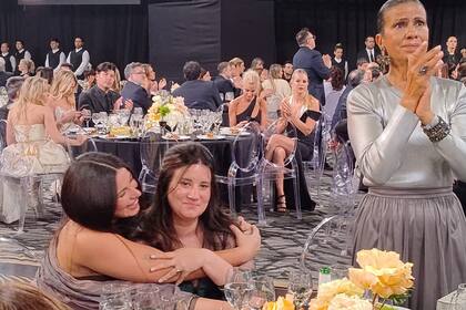Lola y Bárbara Lanata, las hijas de Jorge Lanta, a pura emoción en la entrega de premios