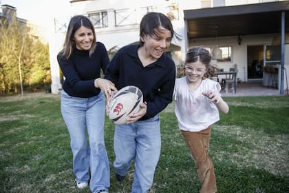 Loli juega con sus hijos Vicente e India