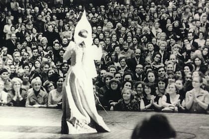 Lolita sobre el escenario, en uno de los shows que brindó en Rusia