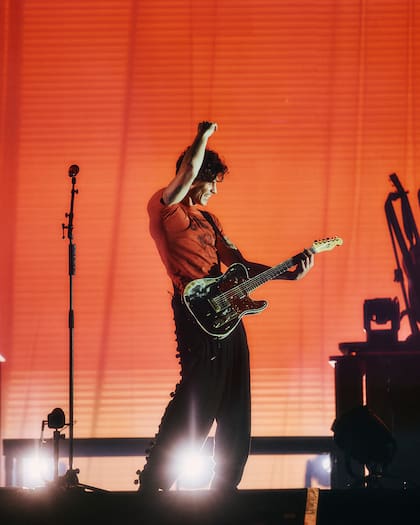 Si hay algo Shawn Mendes sostuvo y que marcó toda su performance fue la intención de conectar en todo momento con el público que lo esperó durante seis años: soltó algunos “Te amo mucho” en español, bajó más de una vez a saludar a sus fans desde cerca y hacia el final del show se colgó la bandera argentina