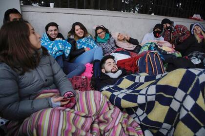 Protegidos contra el frío esperan que comience la venta de entradas