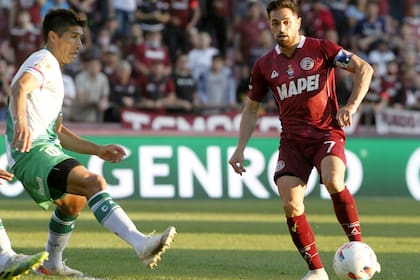 Lollo sale al cruce, antes de que llegue Lautaro Acosta