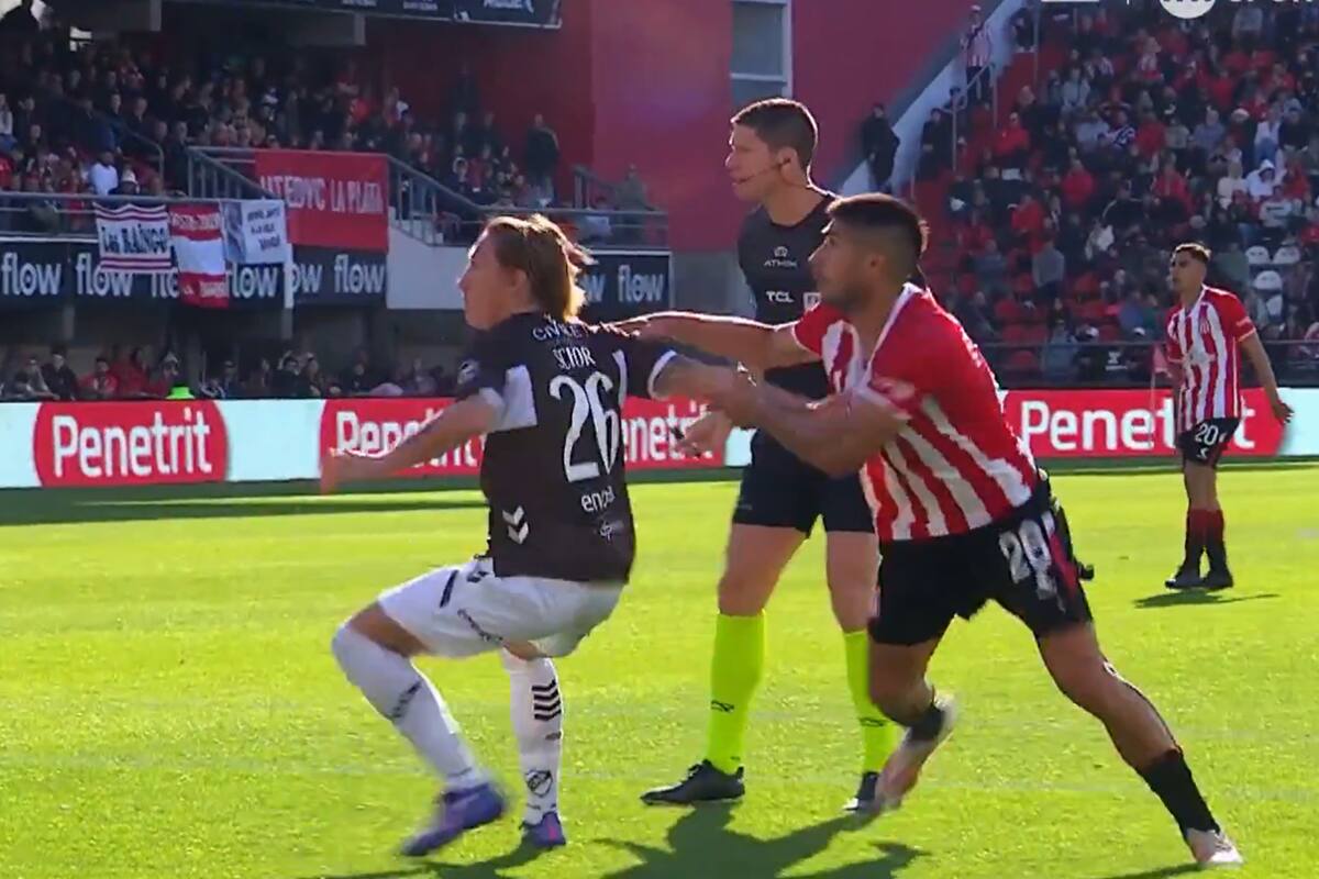 Lollo y Schor disputan un balón aéreo; el árbitro Ramírez cobró falta en ataque y anuló el 2 a 1 de Estudiantes sobre Platense