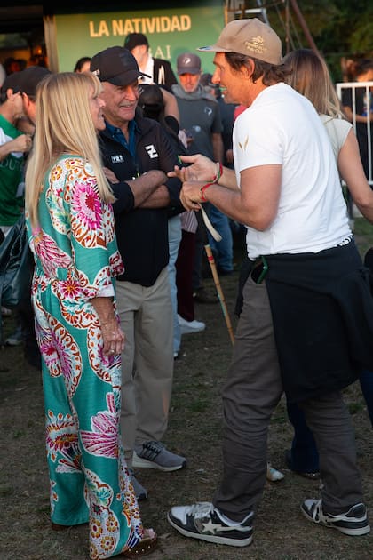 Lolo Castagnola, Cecilia y Gonzalo Pieres, felices con el triunfo de sus hijos.