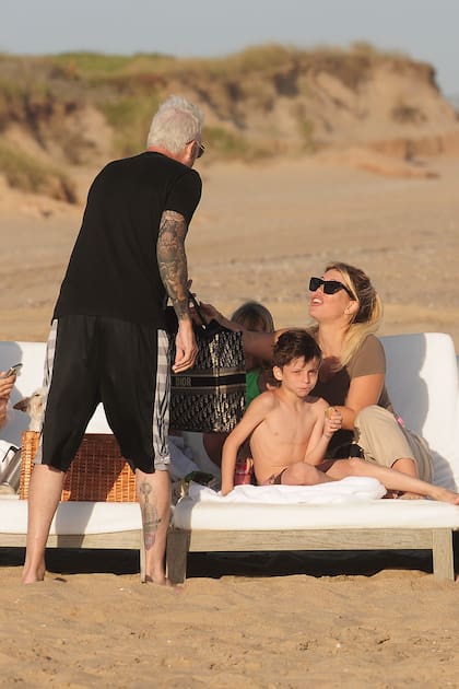 Lolo, el hijo de Tinelli y Guillermina Valdés, comparte reposera con Wanda e Isabella.