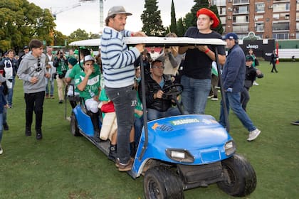 Lolo y su hijo Benicio festejan en el carrito que los llevó al podio.