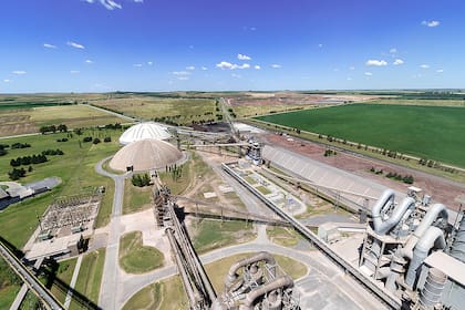 Loma Negra es la compañía líder en la producción y comercialización de cemento en la Argentina, con una participación de mercado cercana al 45%.