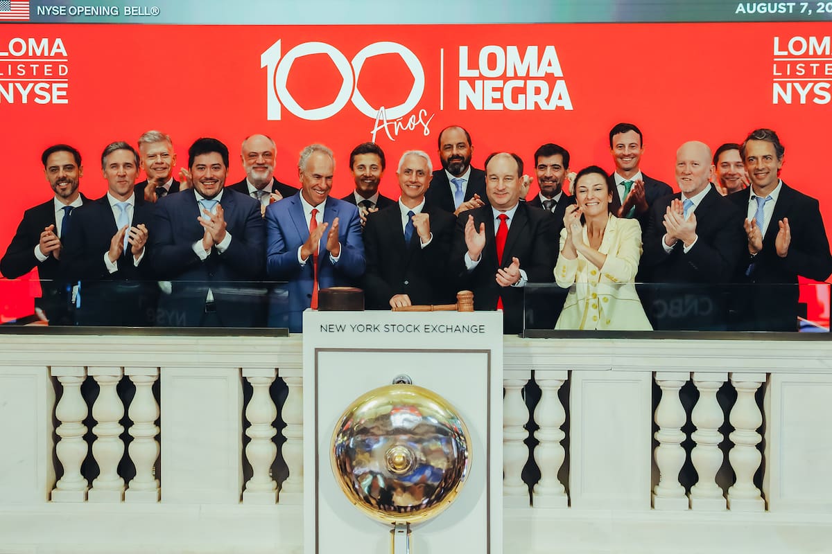 Loma Negra festejó sus 100 años en Wall Street: Marcelo Mindlin, accionista de control de Loma Negra, tocó la campana de apertura del NYSE junto al CEO Sergio Faifman