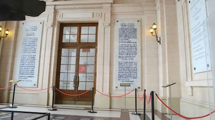 Lombardi conservó las placas del kirchnerismo como piezas de museo
