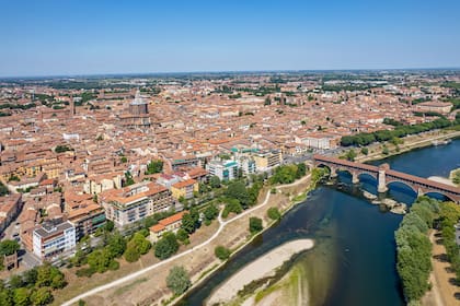 Una vista aérea de Pavia y el río Ticino