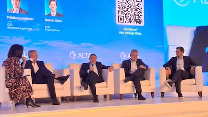 Lombardo en el panel junto con Estuardo Ortiz (Jetsmart), Gabriel Oliva (Avianca) y Andrés Conesa (Aeroméxico)