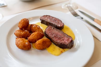Lomo de ciervo con papas Dauphine y salsa bearnesa de pimienta de Sichuan, creación de Solís
