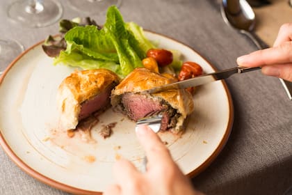 Lomo en croûte y ensalada fresca.