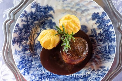 Lomo relleno con papas al casco, parte del menú desgustación.
