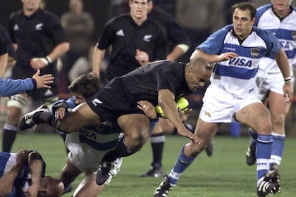 Lomu marcó uno de los tries para los All Blacks aquel 1° de diciembre de 2001