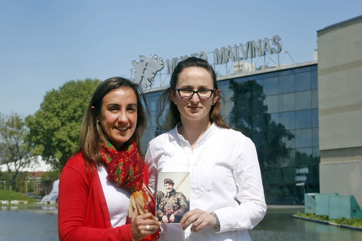 Lona y María Marquez, sobrinas del soldado identificado número 100 Rubén Eduardo Márquez