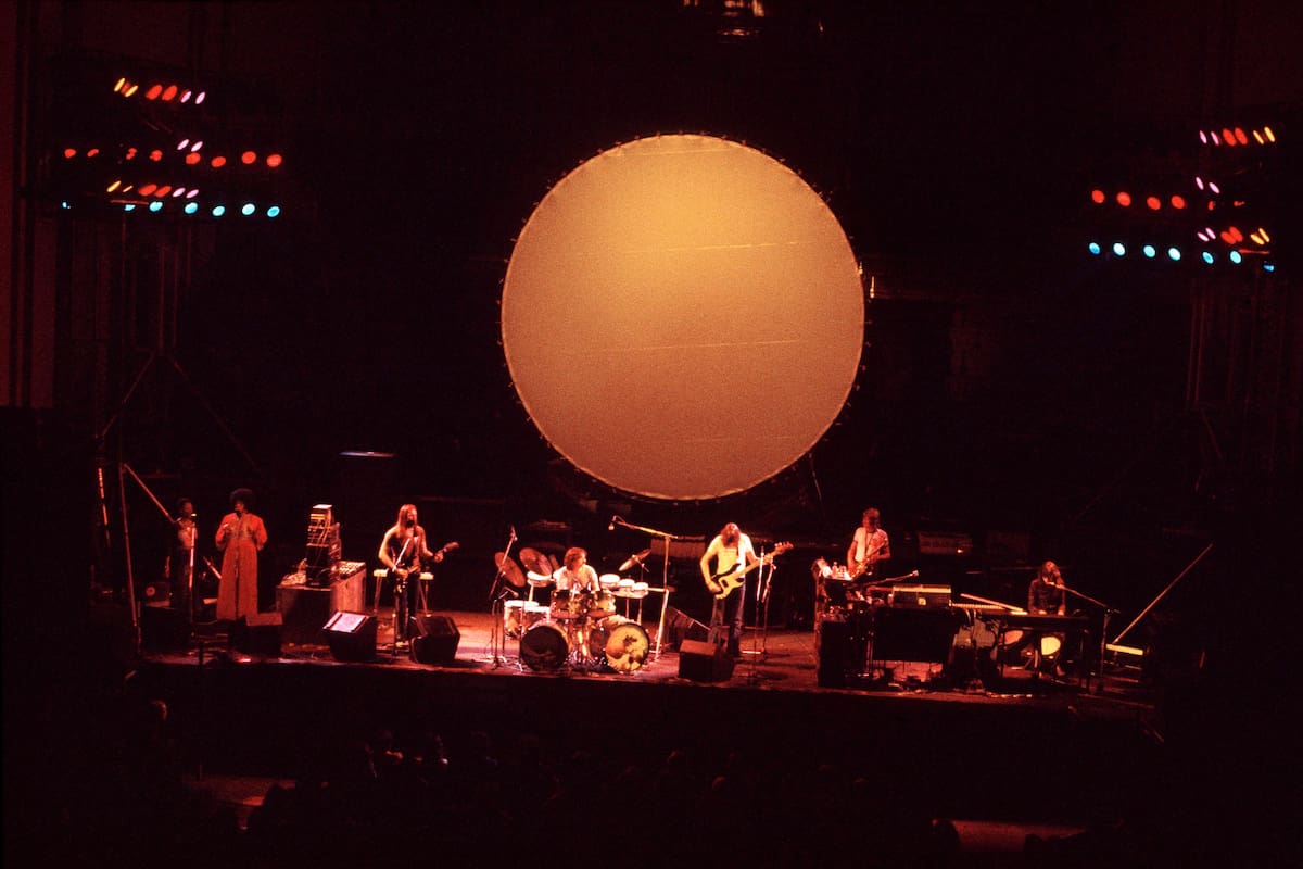 LONDON - Circa 1972: Photo of PINK FLOYD; L-R: backing singers, Dave Gilmour (David Gilmour) (guitar), Nick Mason (drums), Roger Waters (bass), Dick Parry, Rick Wright (keys) performing live onstage on "Dark Side of the Moon" Tour . El lado oscuro de la luna