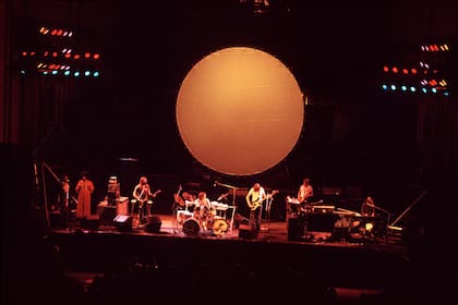 LONDON - Circa 1972: Photo of PINK FLOYD; L-R: backing singers, Dave Gilmour (David Gilmour) (guitar), Nick Mason (drums), Roger Waters (bass), Dick Parry, Rick Wright (keys) performing live onstage on "Dark Side of the Moon" Tour . El lado oscuro de la luna