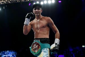 LONDON, ENGLAND - La estampa de Ezequiel Maderna, después de vencer al eslovaco nacionalizado británico Karol Itauma en el OVO Arena de Wembley