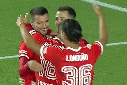 Londoño y Peña Biafore festejan el gol de Mamanna para River, en el amistoso con Millonarios