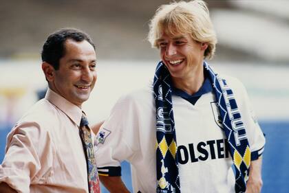 Londres, agosto de 1994, Klinsmann se suma a Tottenham y lo recibe su nuevo entrenador: Ardiles