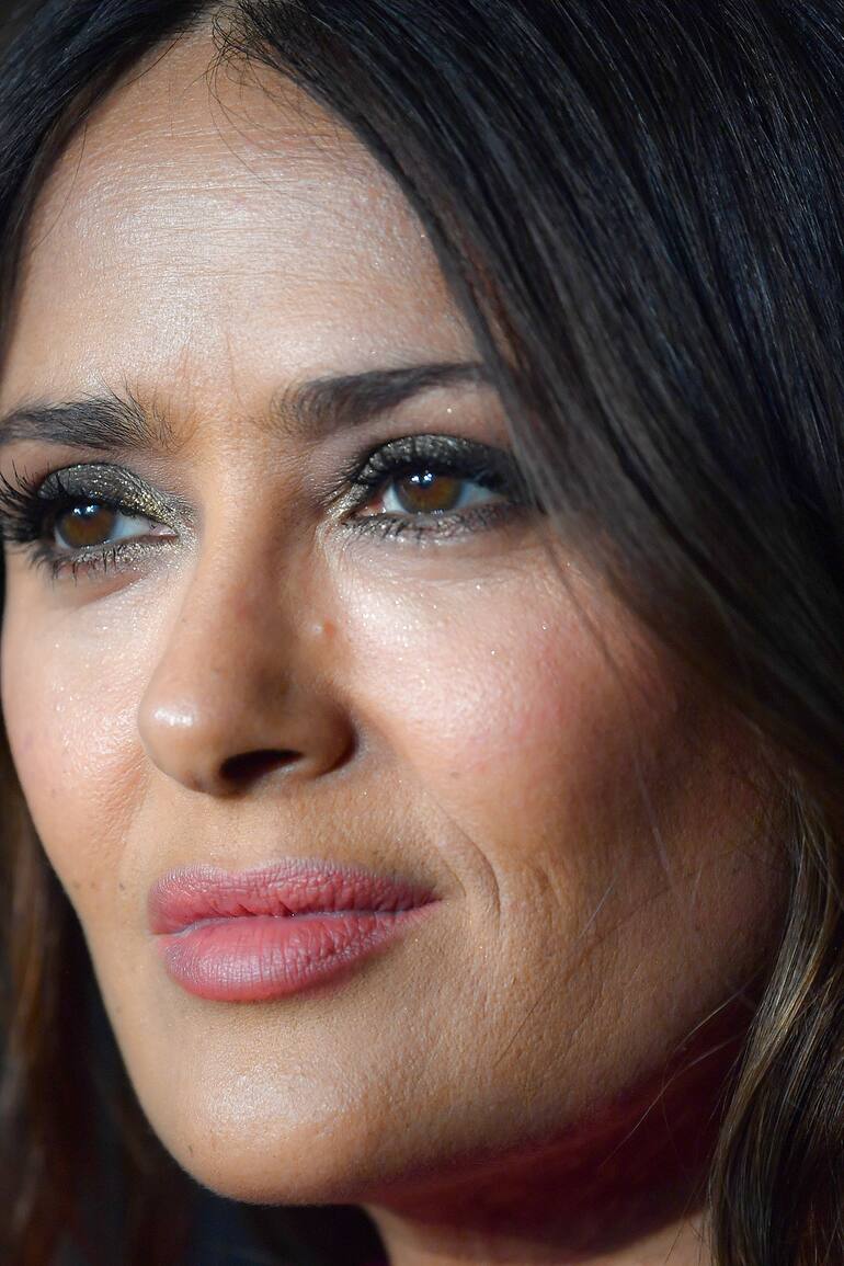 LONDRES, INGLATERRA - 27 DE OCTUBRE: Salma Hayek asistiendo a la proyección de gala del Reino Unido de "Eternals" de Marvel Studios en BFI IMAX Waterloo el 27 de octubre de 2021 en Londres, Inglaterra.