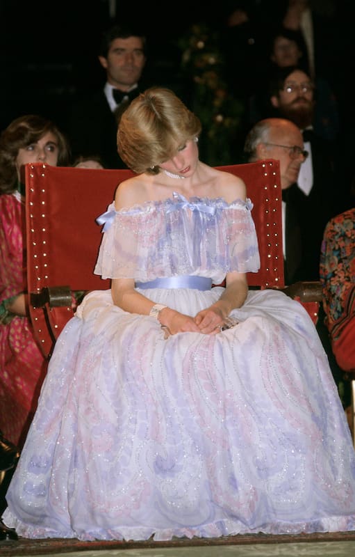 LONDRES, REINO UNIDO - 4 de noviembre: La princesa Diana en el Museo Victoria y Alberto para la gala de la exposición "Los esplendores de los Gonzaga", luciendo un vestido de noche de gasa azul pálido diseñado por Bellville Sassoon. La princesa parecía cansada durante el evento y al día siguiente el Palacio anunció su embarazo. (Foto de Tim Graham Photo Library vía Getty Images)