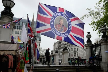 Londres se viste de banderas y souvenirs con la imagen del rey Carlos III para celebrar la coronación