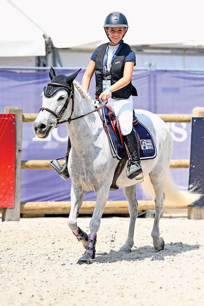 Montada en su adorada yegua, la amazona de 14 años en plena competencia
