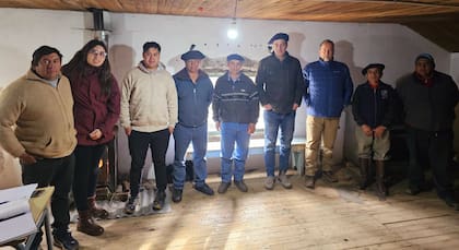 Lonko Julio Vera, Rocío Malen Prieto, Lonko Paulo Catalán, Max Knüll, Alejandro Dellacanónica y miembros de la Comisión Directiva de la Comunidad Atreuco