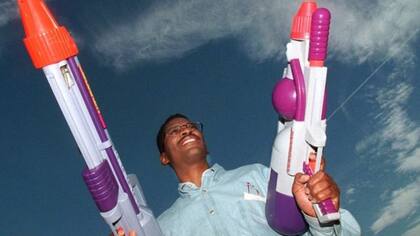Lonnie Johnson con dos "Super Soakers" inventadas por él