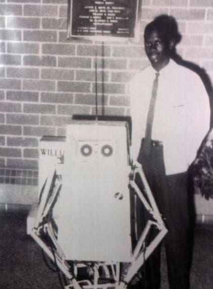 Lonnie y su robot Linex.