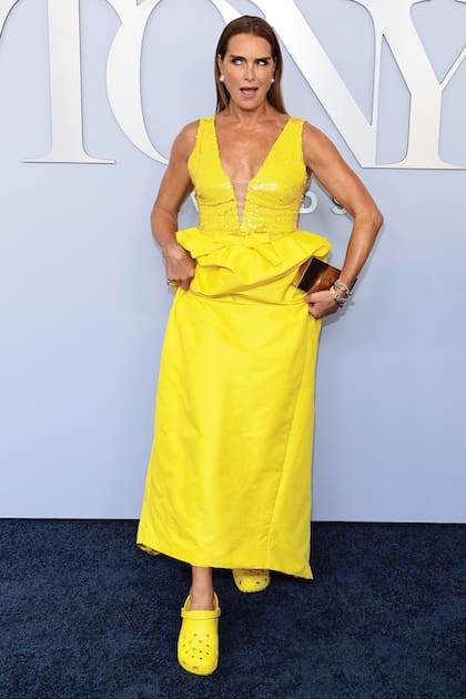 Look amarillo al completo. La actriz se robó todas las miradas con un vestido de escote profundo, lentejuelas y moño a la cintura que combinó con la comodidad de las Crocs, debido a una cirugía reciente en sus pies.