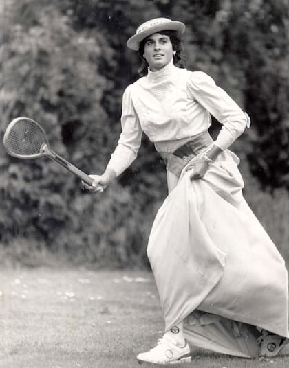 Lookeada con un conjunto de tenis
vintage, Sabatini en una producción de fotos
en 1988 en Holyport Real Tennis Club, Reino
Unido.