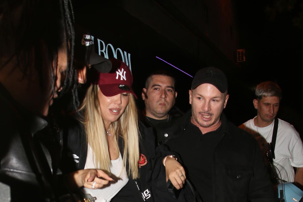 Lookeada con un conjunto oversized en un estilo sporty-chic, Nara ingresó a Niceto escoltada por el equipo de L-Gante