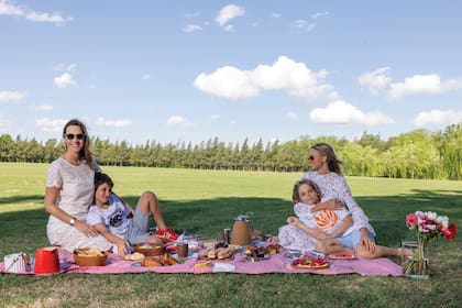 Lookeadas en sintonía con vestido
de guipure y lentes de sol, Lara
(izquierda) y Carola posan con
sus hijos, Iñaki Álvarez Castillo y
Paquín Mayorga