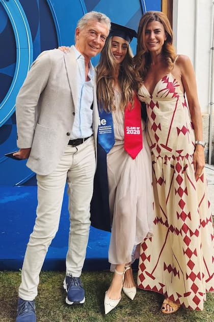 Lookeado en tono claro con zapatillas azules, Mauricio Macri posa junto a Valentina y Juliana, con vestido de poplin, con estampa geométrica, finos breteles y escote profundo, de la diseñadora Johanna Ortiz